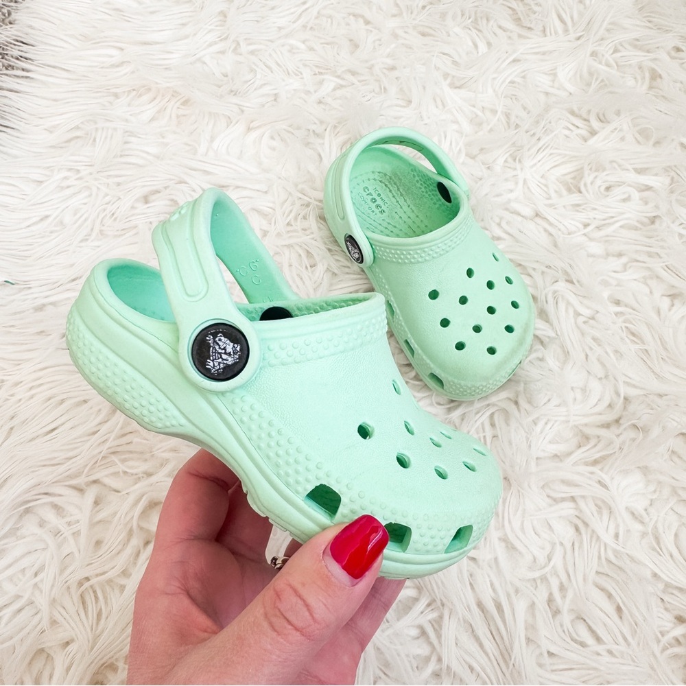 Crocs Classic Mint Green Clogs Kids Size 6 Heel Strap